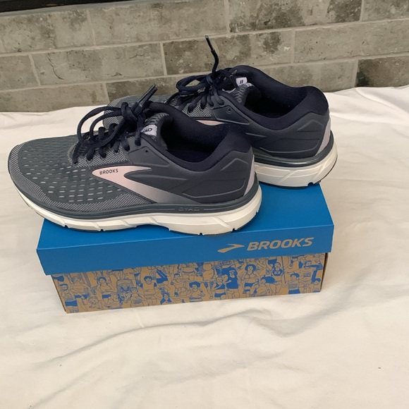 Brooks women’s Dyad 11 running shoes, size 9 - Picture 7 of 7